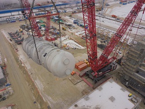 На Омском НПЗ установлены две колонны перегонки нефти (видео)