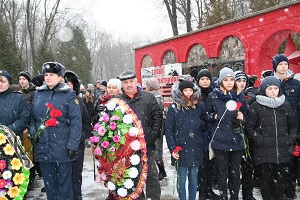 Энергетики «Тулэнерго» возложили венки к братским захоронениям в честь  76-й годовщине обороны  Тулы