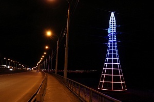 Стилизованная опора ЛЭП в виде ракеты стала украшением главной въездной магистрали Калуги