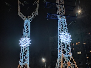 «Рязаньэнерго» украсило ЛЭП светящимися снежинками