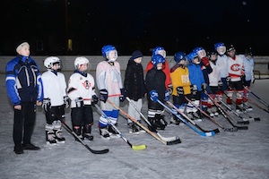 Белоярская АЭС подарила юным хоккеистам экипировку