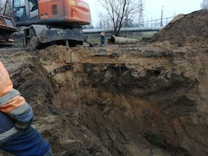 Экскаватор повредил кабельную ЛЭП в центре Пскова