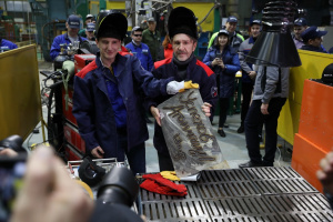 Сергей Шнуров попробовал себя в роли сварщика на «Атоммаше»