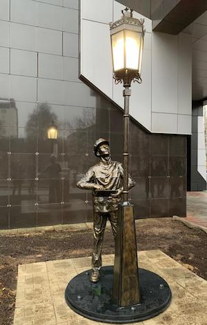 Скульптура «Цифровой электромонтер» украсила корпус Ивановского государственного энергетического университета