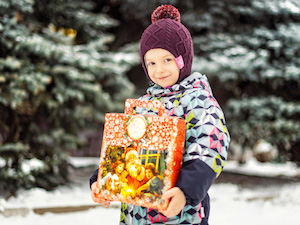 Омский НПЗ передал новогодние подарки в детские дома и школы-интернаты региона