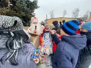 Волонтеры «Нижновэнерго» организовали для воспитанников детского дома «Самую яркую елку»