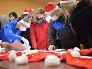 Сотрудники АтомЭнергоСбыта стали помощниками Деда Мороза