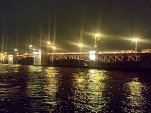 В День волонтера Дворцовый мост в Петербурге предстал в оранжевом цвете