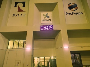 В машзале Богучанской ГЭС установлены электронные часы