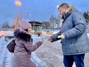 Волонтеры Ленинградской АЭС провели в Сосновом Бору акцию «Свечусь в темноте»