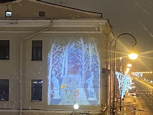 Световые проекции детских праздничных рисунков украсили фасады домов Петербурга