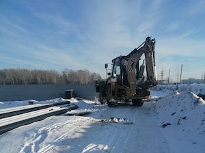 При строительстве магазина в Оби горе-копатели порвали кабель ЛЭП: более 2500 человек остались без электричества