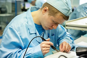 Призером всероссийского конкурса профессионального мастерства в номинации «Лучший монтажник радиоэлектронной аппаратуры» стал сотрудник предприятия УОМЗ-Ростех из Екатеринбурга