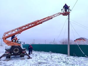 «Ростовэнерго» восстанавливает электроснабжение, нарушенное ледяным дождем