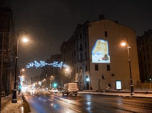 Фасады зданий в Санкт-Петербурге украшены новогодние светопроекции с детскими рисунками