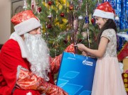 «Письмо Деду Морозу»: омские дети получили новогодние подарки волонтеров ОНПЗ