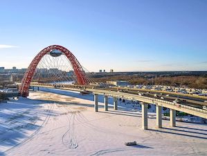 На Живописном мосту в Москве монтируют архитектурно-художественную подсветку