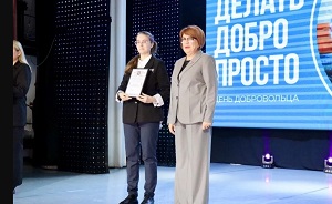 Волонтер ЮК ГРЭС Дарья Дмитриева получила награду за уборку родников, помощь животным и беседы по экобезопасности