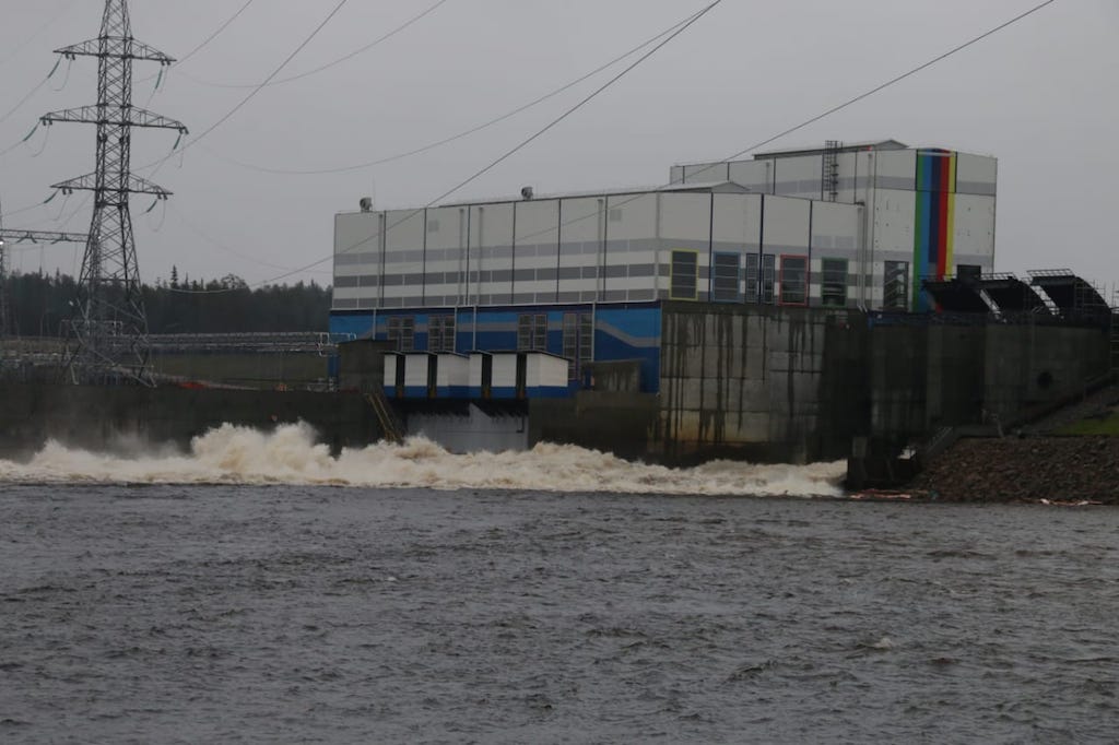 Прорыв платины в карелии. Прорыв платины в карелии. Разрушенную дамбу на белопорожской гэс-2 в карелии. Прорыв плотины. Белопорожская гэс прорыв дамбы.